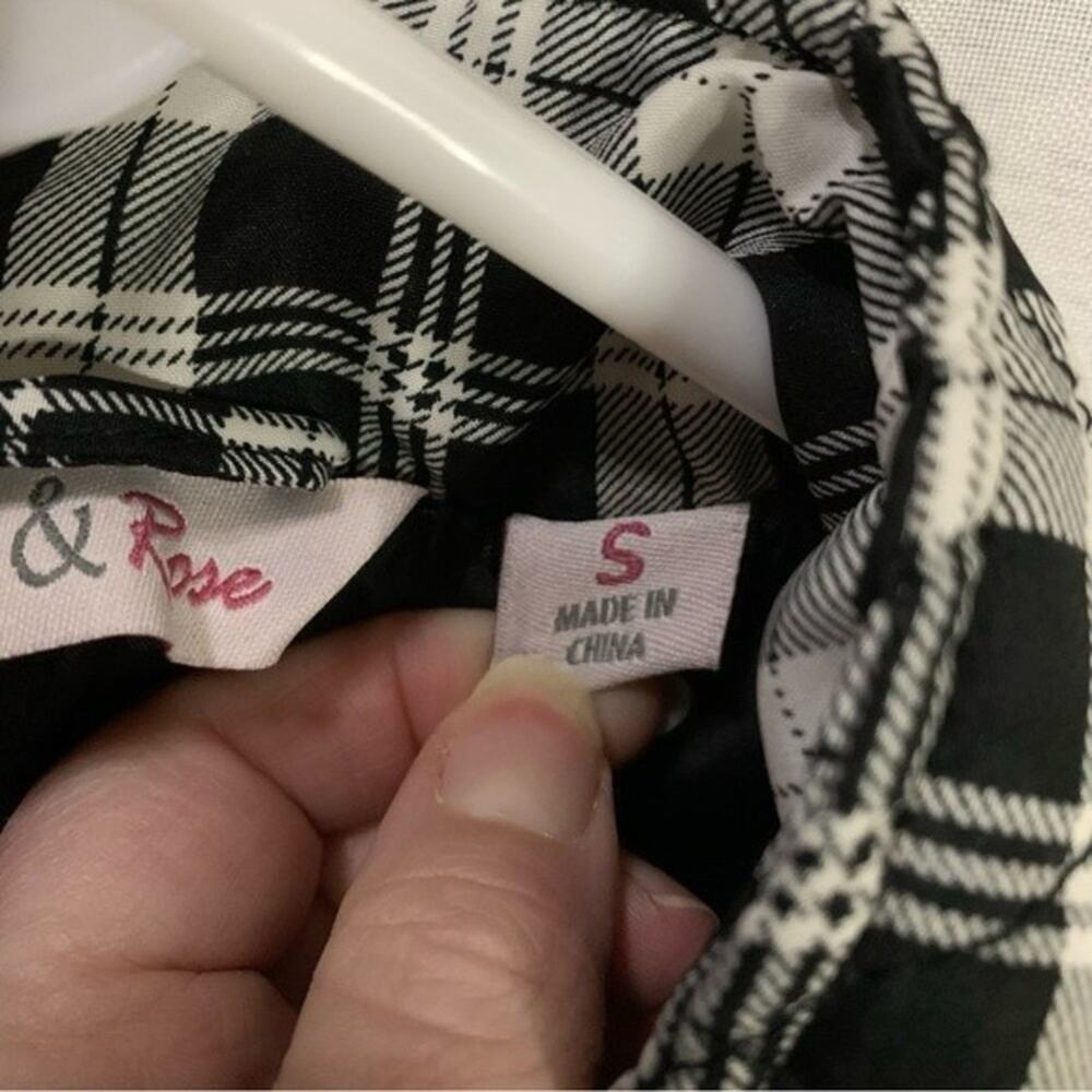 River and Rose Black and White Gingham Puffer Vest. Size Small. - Picture 7 of 8